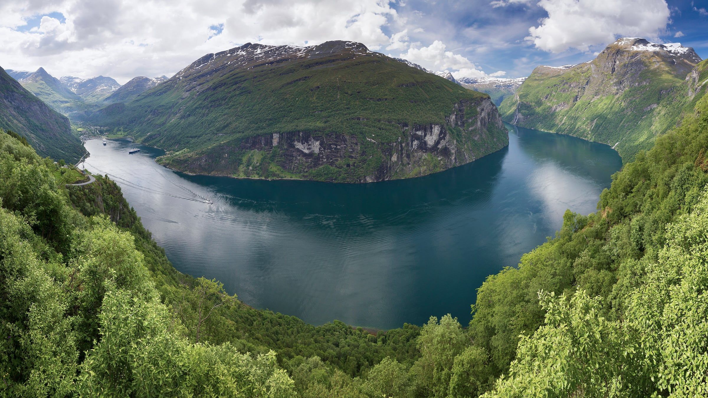 Geirangerfjord w Norwegii widziany z drogi Ørnesvingen